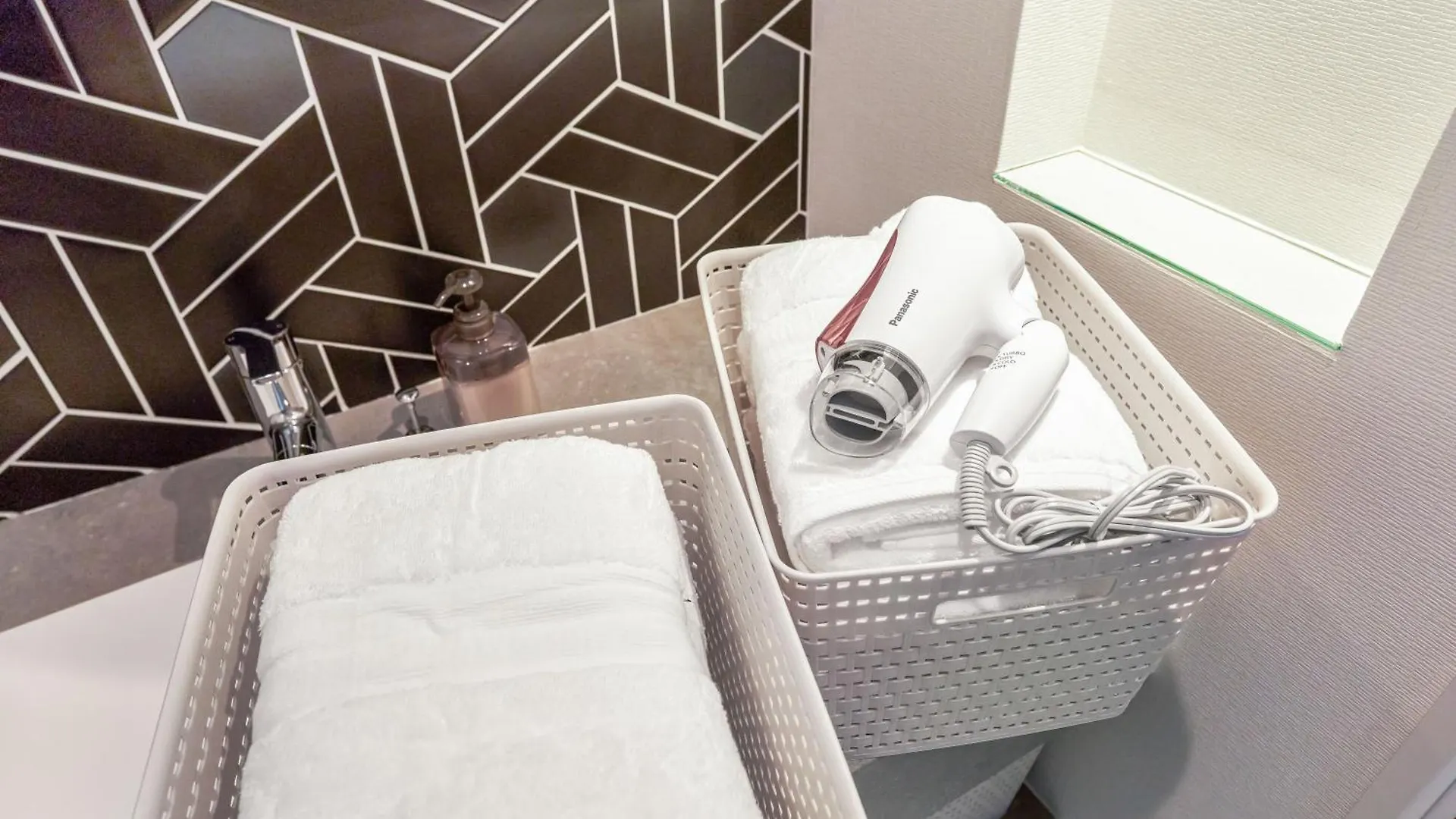 Best Location Lux Home, 2 Blocks To Sbwy, Sleeps 9 Sapporo