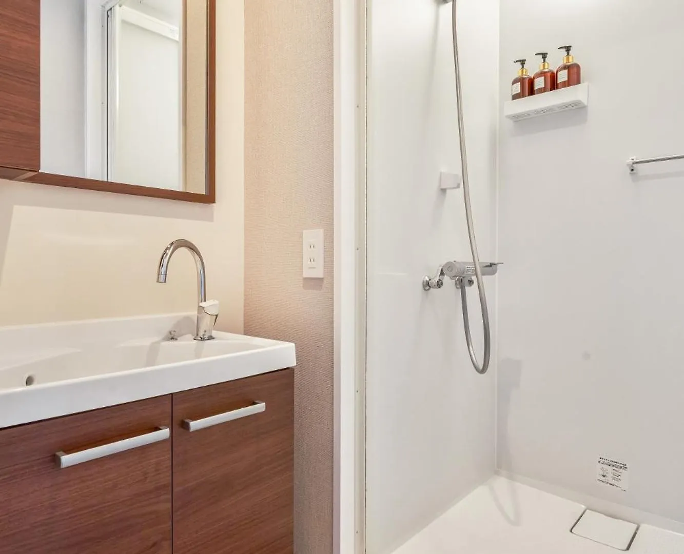 Best Location Lux Home, 2 Blocks To Sbwy, Sleeps 9 Sapporo 0*,  Japan